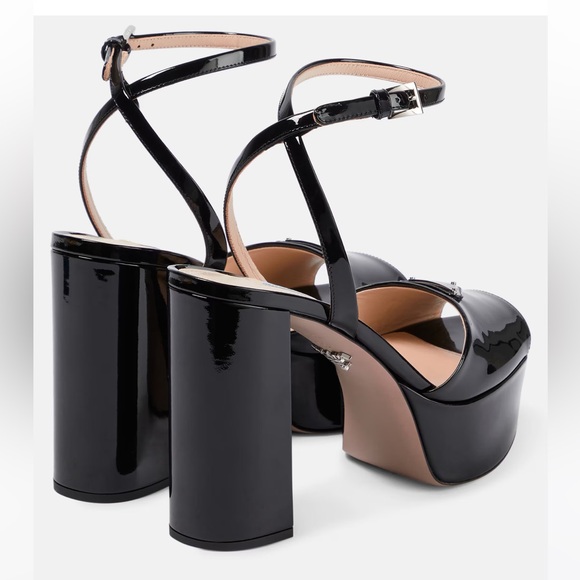 PRADA
Patent leather platform sandals NWT!

Size 39.5 EU/ 9.5 US

100% authentic - Picture 3 of 10
